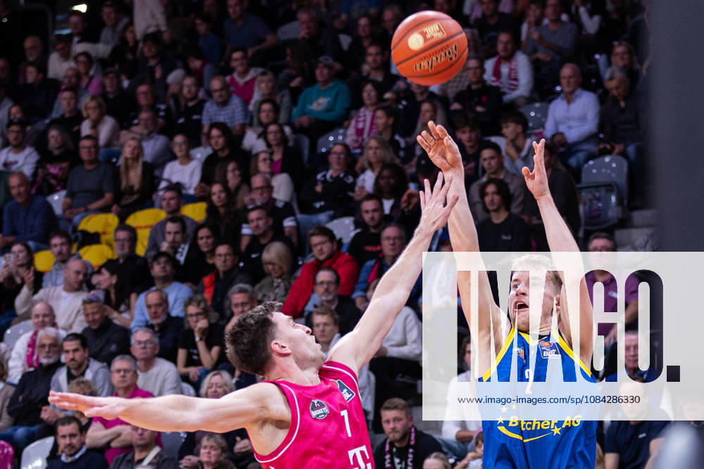 EasyCredit Basketball Bundesliga, Telekom Baskets Bonn vs. Science City Jena, 09.10.2026 Raphael Falkenthal (Science City Jena 2) gegen Grayson Murphy (Telekom Baskets Bonn 7) -- easyCredit Basketball Bundesliga, Telekom Baskets Bonn vs. Science City Jena, 09.10.2026, Telekom Dome Bonn