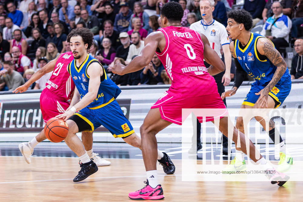 EasyCredit Basketball Bundesliga, Telekom Baskets Bonn vs. Science City Jena, 09.10.2026 Isaiah Moses (Science City Jena 11) gegen Marcus Foster(Telekom Baskets Bonn 0) -- easyCredit Basketball Bundesliga, Telekom Baskets Bonn vs. Science City Jena, 09.10.2026, Telekom Dome Bonn