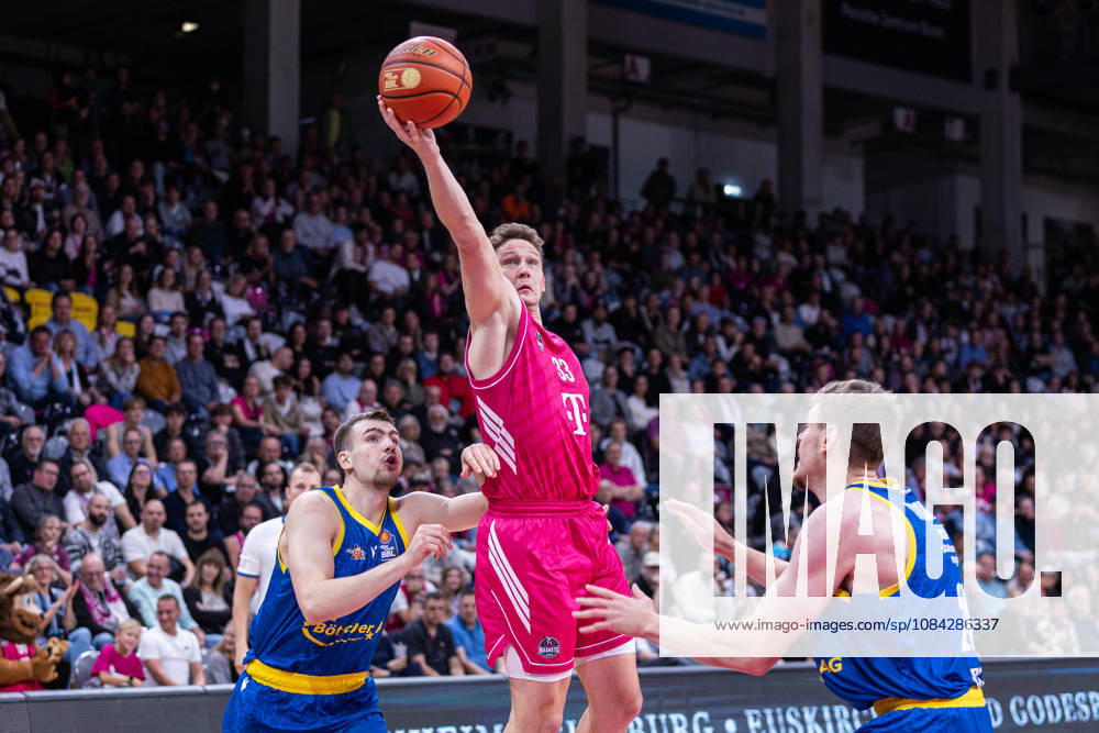 EasyCredit Basketball Bundesliga, Telekom Baskets Bonn vs. Science City Jena, 09.10.2026 Patrick Heckmann (Telekom Baskets Bonn 33) mit langem Arm -- easyCredit Basketball Bundesliga, Telekom Baskets Bonn vs. Science City Jena, 09.10.2026, Telekom Dome Bonn
