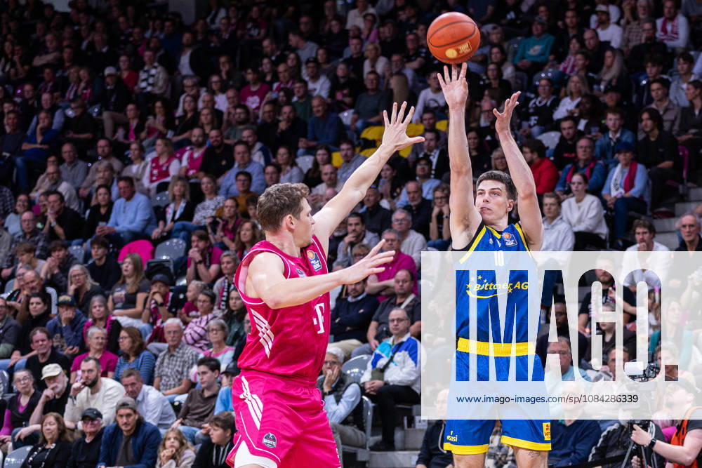 EasyCredit Basketball Bundesliga, Telekom Baskets Bonn vs. Science City Jena, 09.10.2026 Christian Skladanowski (Science City Jena 10) über Patrick Heckmann (Telekom Baskets Bonn 33) -- easyCredit Basketball Bundesliga, Telekom Baskets Bonn vs. Science City Jena, 09.10.2026, Telekom Dome Bonn