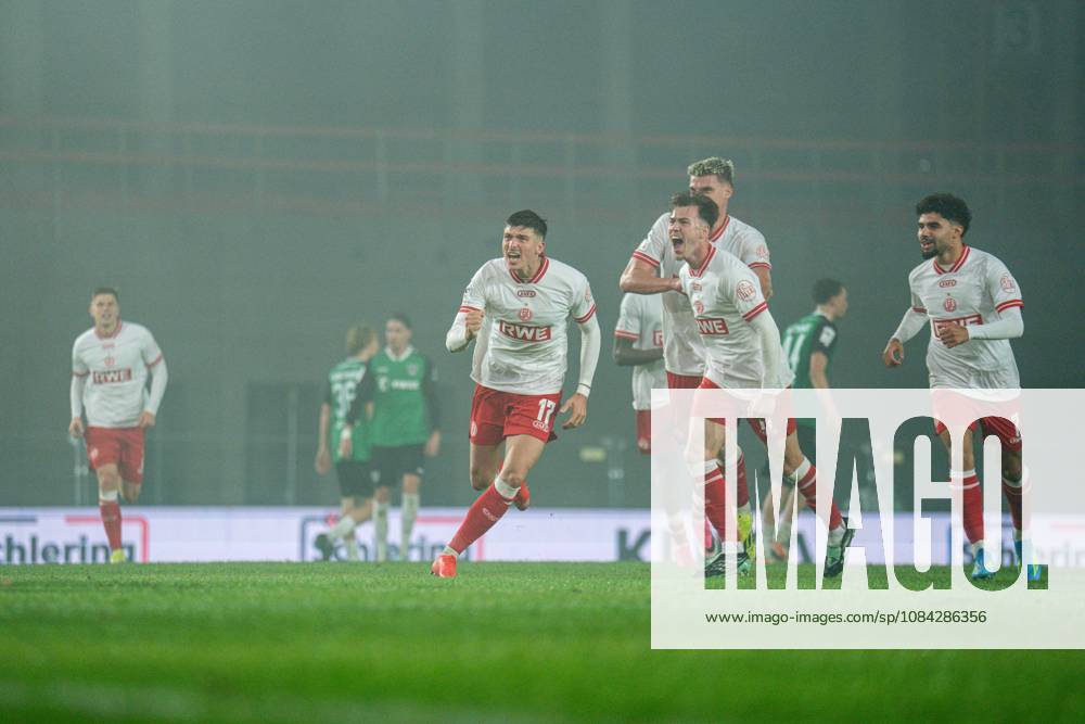 3. Liga, 8. Spieltag, SC Preußen Münster vs. Rot-Weiss Essen im LVM-Preußenstadion. Tor zum 2:3 durch Semir Telalovic (Essen) hier im Jubel mit der Mannschaft WICHTIGER HINWEIS: Gemäß den Vorgaben des DFB und der DFL ist es untersagt, in dem Stadion und oder vom Spiel angefertigte Fotoaufnahmen in Form von Sequenzbildern und oder videoähnlichen Fotostrecken zu verwerten bzw. verwerten zu lassen.