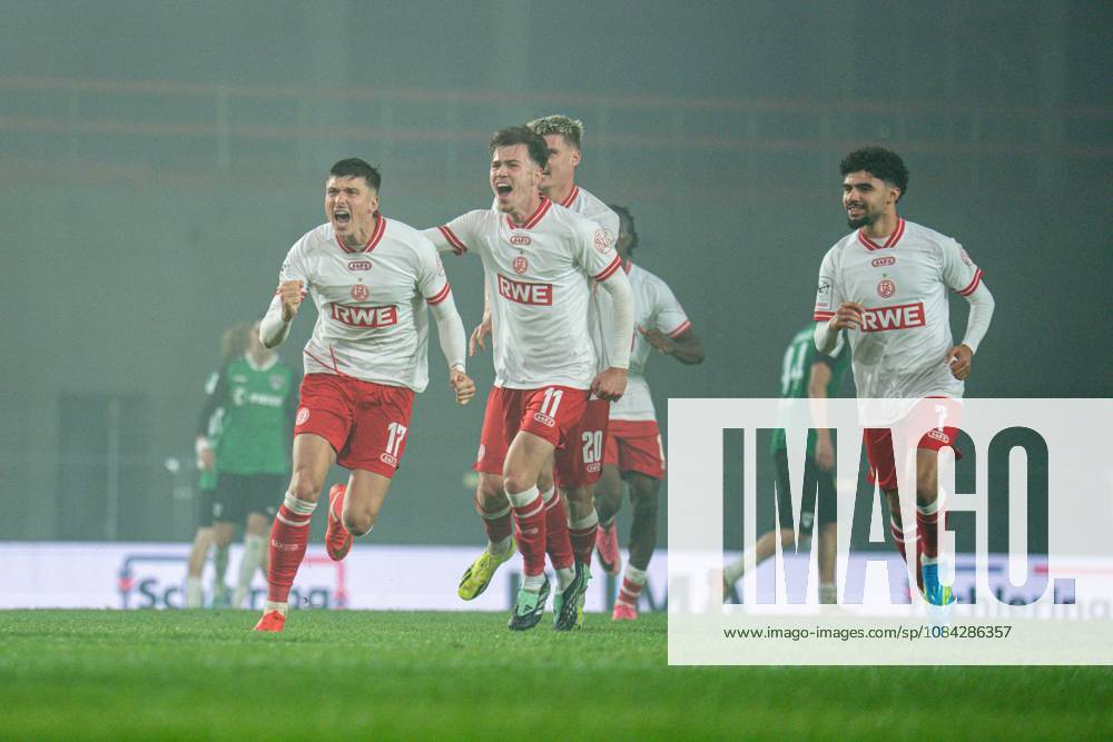 3. Liga, 8. Spieltag, SC Preußen Münster vs. Rot-Weiss Essen im LVM-Preußenstadion. Tor zum 2:3 durch Semir Telalovic (Essen) hier im Jubel mit der Mannschaft WICHTIGER HINWEIS: Gemäß den Vorgaben des DFB und der DFL ist es untersagt, in dem Stadion und oder vom Spiel angefertigte Fotoaufnahmen in Form von Sequenzbildern und oder videoähnlichen Fotostrecken zu verwerten bzw. verwerten zu lassen.