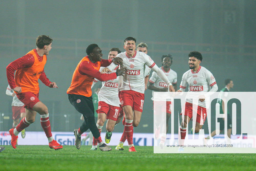 3. Liga, 8. Spieltag, SC Preußen Münster vs. Rot-Weiss Essen im LVM-Preußenstadion. Tor zum 2:3 durch Semir Telalovic (Essen) hier im Jubel mit der Mannschaft WICHTIGER HINWEIS: Gemäß den Vorgaben des DFB und der DFL ist es untersagt, in dem Stadion und oder vom Spiel angefertigte Fotoaufnahmen in Form von Sequenzbildern und oder videoähnlichen Fotostrecken zu verwerten bzw. verwerten zu lassen.