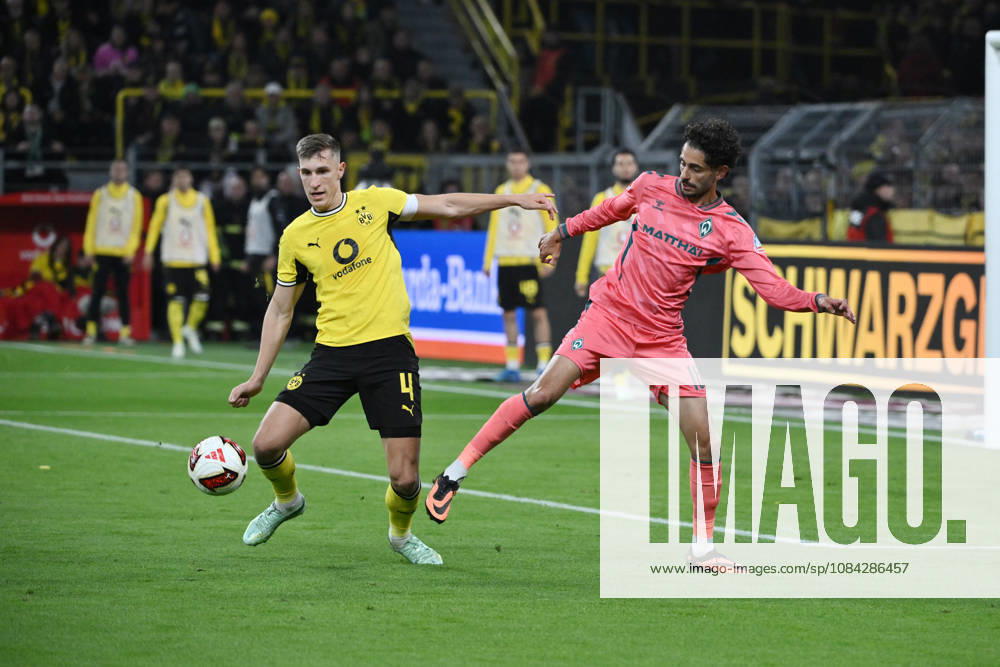 Nico Schlotterbeck (Borussia Dortmund), li., gegen Eren Dinkci (Werder Bremen) 09.10.2026, Fussball 1. Bundesliga, Saison 2026 2027, 5. Spieltag, Borussia Dortmund - SV Werder Bremen DFL regulations prohibit any use of photographs as image sequences and or quasi-video Dortmund Signal Iduna Park Nordrhein Westfalen Deutschland