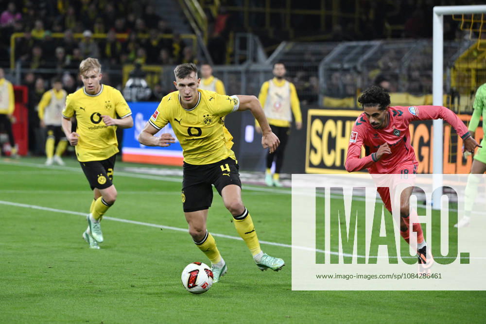 Nico Schlotterbeck (Borussia Dortmund), li., gegen Eren Dinkci (Werder Bremen) 09.10.2026, Fussball 1. Bundesliga, Saison 2026 2027, 5. Spieltag, Borussia Dortmund - SV Werder Bremen DFL regulations prohibit any use of photographs as image sequences and or quasi-video Dortmund Signal Iduna Park Nordrhein Westfalen Deutschland