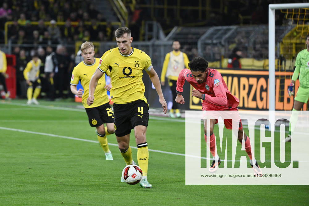 Nico Schlotterbeck (Borussia Dortmund), li., gegen Eren Dinkci (Werder Bremen) 09.10.2026, Fussball 1. Bundesliga, Saison 2026 2027, 5. Spieltag, Borussia Dortmund - SV Werder Bremen DFL regulations prohibit any use of photographs as image sequences and or quasi-video Dortmund Signal Iduna Park Nordrhein Westfalen Deutschland