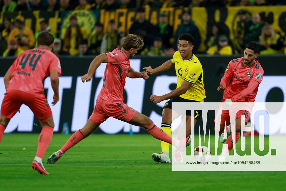 GER, Fussball, Herren, 1. Bundesliga, Saison 2026 2027, 5. Spieltag, Borussia Dortmund vs. SV Werder Bremen Niclas Füllkrug ( Werder Bremen 10 ), links - Jobe Bellingham ( Borussia Dortmund 7 ), mitte - Ludovit Reis ( Werder Bremen 15 ), rechts DFB DFL regulations prohibit any use of photographs as image sequences and or quasi-video Dortmund Signal Iduna Park Nordrhein-Westfalen Deutschland