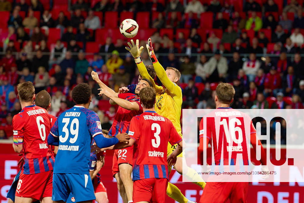 Torraumsszene mit Patrick Mainka (1.FC Heidenheim, 06), Thierry Tazemeta (FC Kaiserslautern, 39), Oualid Mhamdi (1.FC Heidenheim, 22), Jan Schoeppner (1.FC Heidenheim, 03), Julian Niehues (1.FC Heidenheim, 16) GER, 1. FC Heidenheim 1846 vs. 1. FC Kaiserslautern, Fussball, 2. Bundesliga, 7. Spieltag, Spielzeit 2026 2027, 09.10.2026 DFL regulations prohibit any use of photographs as image sequences and or quasi-video. GER, 1. FC Heidenheim 1846 vs. 1. FC Kaiserslautern, Fussball, 2. Bundesliga, 7. Spieltag, Spielzeit 2026 2027, 09.10.2026 Heidenheim an der Brenz