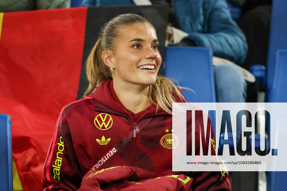 Karlsruhe, Deutschland: 09.10.2026 - Länderspiel Freundschaftsspiel - Deutschland Frauen vs. Australien Frauen Im Bild: Die verletzte Selina Cerci (Deutschland) auf der Tribüne