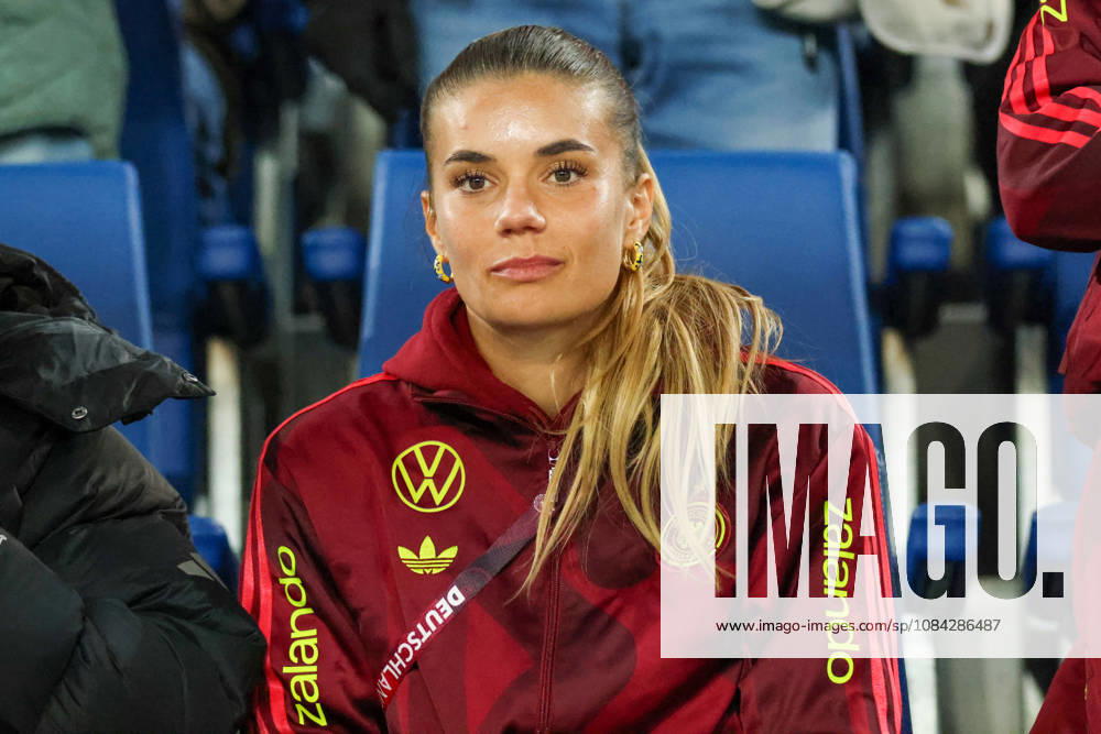 Karlsruhe, Deutschland: 09.10.2026 - Länderspiel Freundschaftsspiel - Deutschland Frauen vs. Australien Frauen Im Bild: Die verletzte Selina Cerci (Deutschland) auf der Tribüne