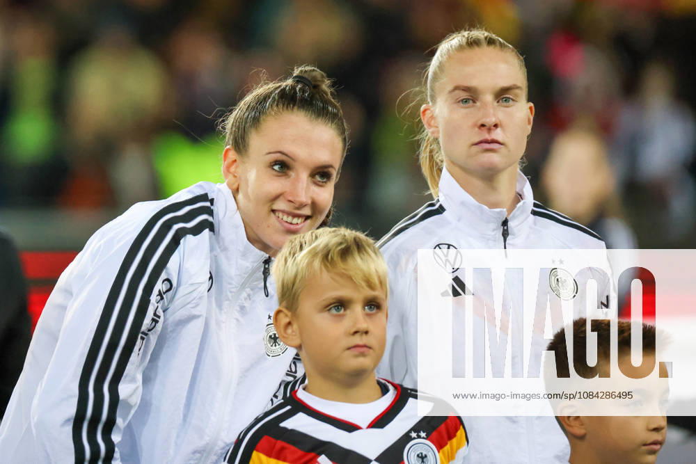 Karlsruhe, Deutschland: 09.10.2026 - Länderspiel Freundschaftsspiel - Deutschland Frauen vs. Australien Frauen Im Bild: v.li. Torhüterin Ena Mahmutovic (Deutschland) und Janina Minge (Deutschland)