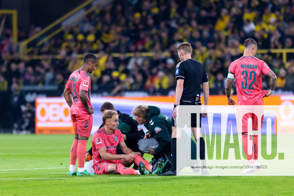Dortmund, Deutschland 09. Oktober 2026: 1. BL - 2026 2027 - Sp. 5 - Borussia Dortmund gegen SV Werder Bremen Im Bild: Amos Pieper (SVW) sitzt verletzt am Boden, v.li. Arthur (SVW) , Amos Pieper (SVW), Schiedsrichter Christian Dingert, Marco Friedl (SVW) DFL DFB regulations prohibit any use of photographs as image sequences and or quasi-video. Signal Iduna Park Nordrhein Westfalen