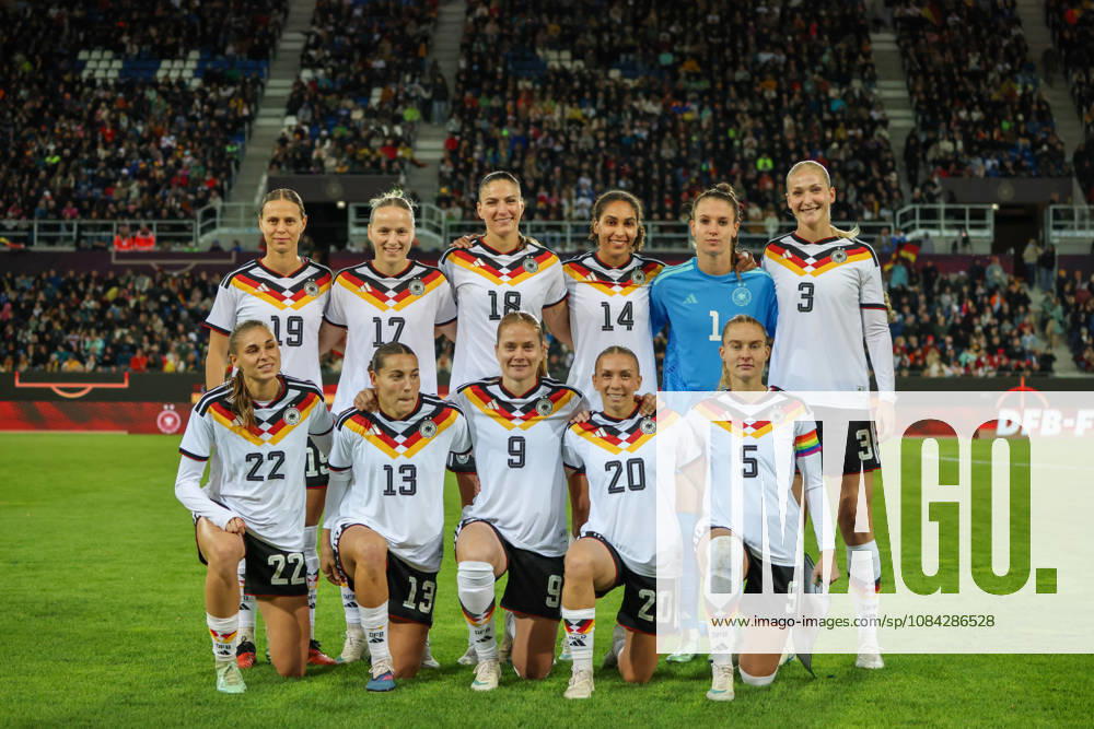 Karlsruhe, Deutschland: 09.10.2026 - Länderspiel Freundschaftsspiel - Deutschland Frauen vs. Australien Frauen Im Bild: Mannschaftsfoto der Startelf der DFB-Frauen v.li. oben: Klara Bühl Buehl (Deutschland), Franziska Kett (Deutschland), Melissa Kössler Koessler (Deutschland), Cora Zicai (Deutschland), Torhüterin Ena Mahmutovic (Deutschland) und Camilla Küver Kuever (Deutschland) v.li. unten: Jule Brand (Deutschland), Carlotta Wamser (Deutschland), Sjoeke Nüsken Nuesken (Deutschland), Elisa Senß Senss (Deutschland) und Janina Minge (Deutschland)