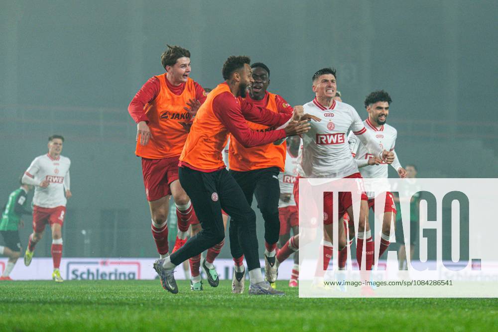 3. Liga, 8. Spieltag, SC Preußen Münster vs. Rot-Weiss Essen im LVM-Preußenstadion. Tor zum 2:3 durch Semir Telalovic (Essen) hier im Jubel mit der Mannschaft WICHTIGER HINWEIS: Gemäß den Vorgaben des DFB und der DFL ist es untersagt, in dem Stadion und oder vom Spiel angefertigte Fotoaufnahmen in Form von Sequenzbildern und oder videoähnlichen Fotostrecken zu verwerten bzw. verwerten zu lassen.