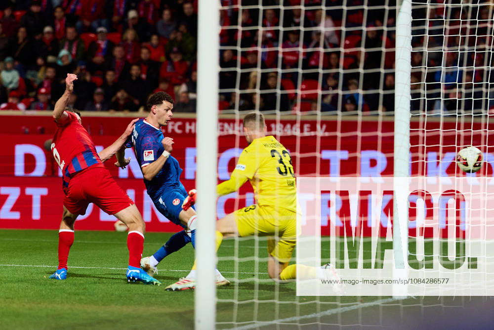 Patrick Mainka (1.FC Heidenheim, 06), riesen Torchance fuer Erencan Yardimci (FC Kaiserslautern, 17) gegen Thomas Daehne (1.FC Heidenheim, 33), aber der Ball geht knapp am Tor vorbei GER, 1. FC Heidenheim 1846 vs. 1. FC Kaiserslautern, Fussball, 2. Bundesliga, 7. Spieltag, Spielzeit 2026 2027, 09.10.2026 DFL regulations prohibit any use of photographs as image sequences and or quasi-video. GER, 1. FC Heidenheim 1846 vs. 1. FC Kaiserslautern, Fussball, 2. Bundesliga, 7. Spieltag, Spielzeit 2026 2027, 09.10.2026 Heidenheim an der Brenz