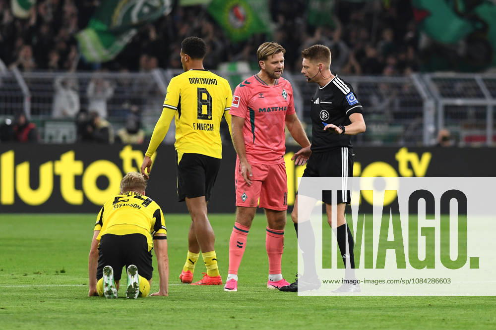Niclas Fuellkrug (Werder Bremen) spricht mit Schiedsrichter Christian Dingert waehrend des Spiels der 1. Bundesliga zwischen Borussia Dortmund und SV Werder Bremen, Signal Iduna Park am 09. October 2026 in Dortmund, Deutschland. (Foto von Ralf Treese DeFodi Images) +++ Niclas Fuellkrug (Werder Bremen) speaks with Schiedsrichter Christian Dingert during the Bundesliga match between Borussia Dortmund and SV Werder Bremen at Signal Iduna Park on October 9, 2026 in Dortmund, Germany. (Photo by Ralf Treese DeFodi Images) DFB DFL REGULATIONS PROHIBIT ANY USE OF PHOTOGRAPHS AS IMAGE SEQUENCES AND OR QUASI-VIDEO. (Photo by Ralf Treese DeFodi Images) -