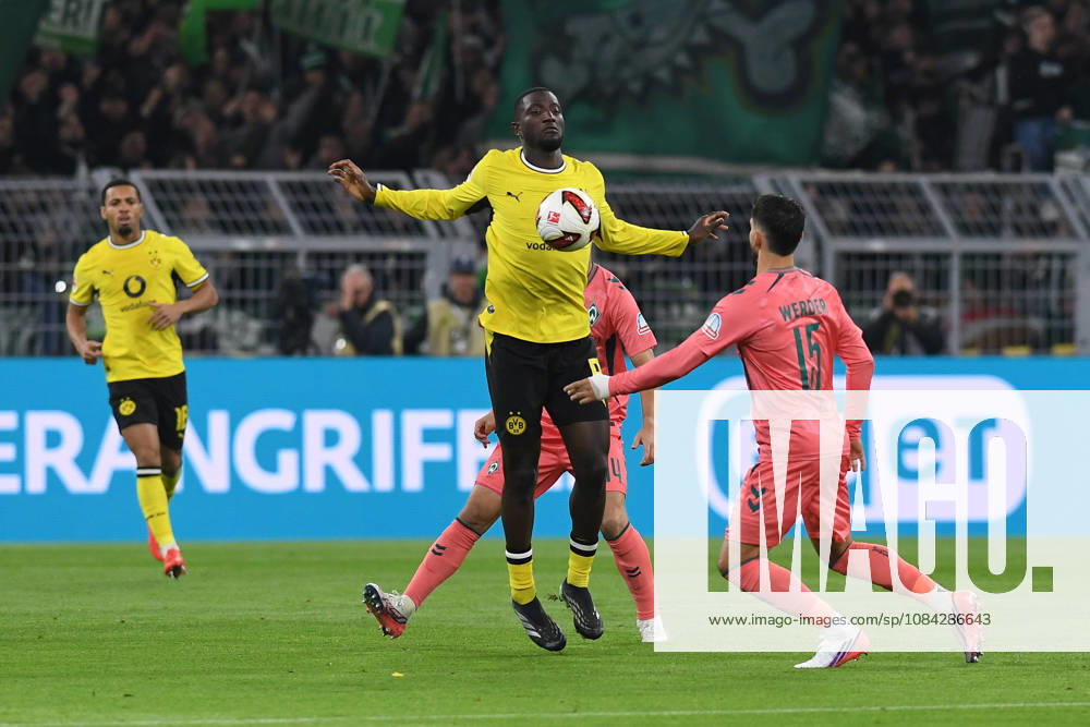 Serhou Guirassy (Borussia Dortmund) und Ludovic Reis (Werder Bremen) im Zweikampf waehrend des Spiels der 1. Bundesliga zwischen Borussia Dortmund und SV Werder Bremen, Signal Iduna Park am 09. October 2026 in Dortmund, Deutschland. (Foto von Ralf Treese DeFodi Images) +++ Serhou Guirassy (Borussia Dortmund) und Ludovic Reis (Werder Bremen) battle for the ball during the Bundesliga match between Borussia Dortmund and SV Werder Bremen at Signal Iduna Park on October 9, 2026 in Dortmund, Germany. (Photo by Ralf Treese DeFodi Images) DFB DFL REGULATIONS PROHIBIT ANY USE OF PHOTOGRAPHS AS IMAGE SEQUENCES AND OR QUASI-VIDEO. (Photo by Ralf Treese DeFodi Images) -