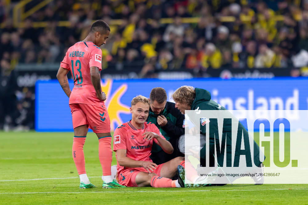 Dortmund, Deutschland 09. Oktober 2026: 1. BL - 2026 2027 - Sp. 5 - Borussia Dortmund gegen SV Werder Bremen Im Bild: Amos Pieper (SVW) sitzt verletzt am Boden, v.li. Arthur (SVW) , Amos Pieper (SVW) DFL DFB regulations prohibit any use of photographs as image sequences and or quasi-video. Signal Iduna Park Nordrhein Westfalen