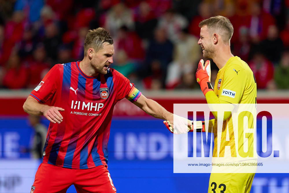 Patrick Mainka (1.FC Heidenheim, 06) und Thomas Daehne (1.FC Heidenheim, 33) klatschen ab, feiern eine gelungene Rettungsaktion GER, 1. FC Heidenheim 1846 vs. 1. FC Kaiserslautern, Fussball, 2. Bundesliga, 7. Spieltag, Spielzeit 2026 2027, 09.10.2026 DFL regulations prohibit any use of photographs as image sequences and or quasi-video. GER, 1. FC Heidenheim 1846 vs. 1. FC Kaiserslautern, Fussball, 2. Bundesliga, 7. Spieltag, Spielzeit 2026 2027, 09.10.2026 Heidenheim an der Brenz