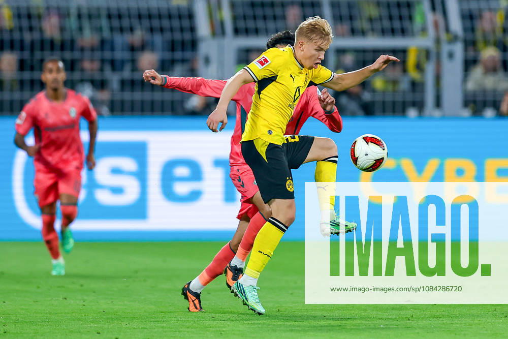 Fußball, Borussia Dortmund - SV Werder Bremen, 1. Fußball Bundesliga, 05. Spieltag, Signal Iduna Park, Saison 2026 27: Daniel Svensson (BVB 24) im Zweikampf gegen Eren Dinkci (Werder Bremen 18) DFB regulations prohibit any use of photographs as image sequences and or quasi-video. Nordrhein-Westfalen Deutschland
