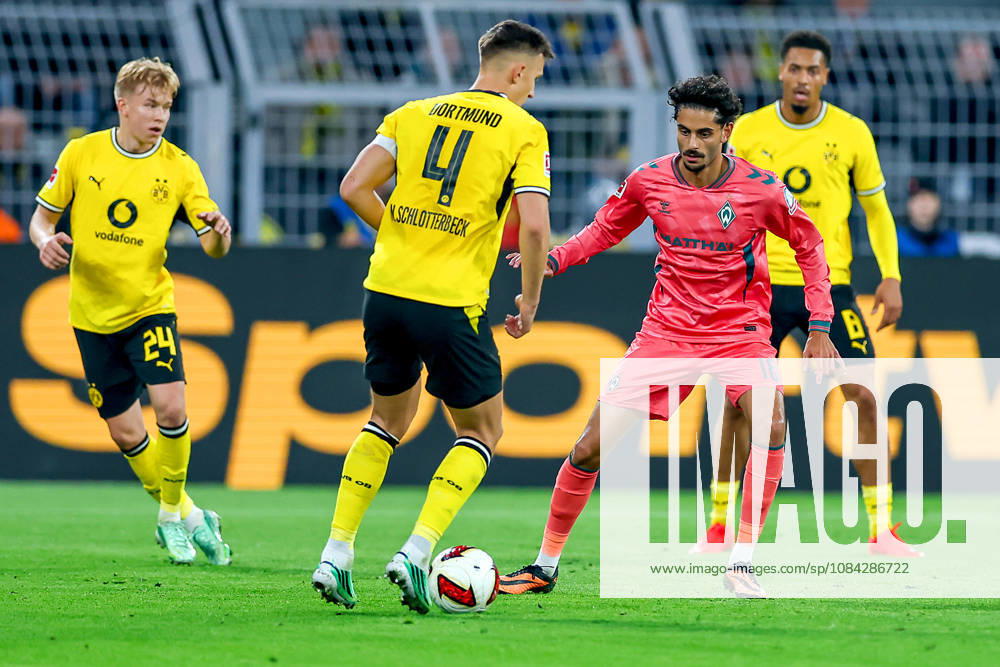 Fußball, Borussia Dortmund - SV Werder Bremen, 1. Fußball Bundesliga, 05. Spieltag, Signal Iduna Park, Saison 2026 27: Eren Dinkci (Werder Bremen 18) im Zweikampf gegen Nico Schlotterbeck (BVB 04) DFB regulations prohibit any use of photographs as image sequences and or quasi-video. Nordrhein-Westfalen Deutschland
