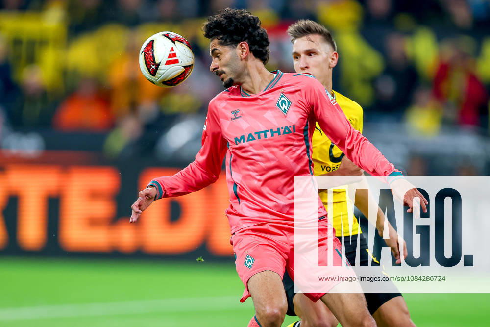 Fußball, Borussia Dortmund - SV Werder Bremen, 1. Fußball Bundesliga, 05. Spieltag, Signal Iduna Park, Saison 2026 27: Eren Dinkci (Werder Bremen 18) im Zweikampf gegen Nico Schlotterbeck (BVB 04) DFB regulations prohibit any use of photographs as image sequences and or quasi-video. Nordrhein-Westfalen Deutschland
