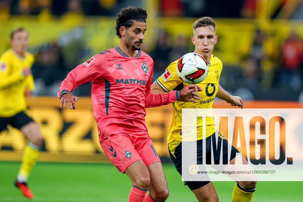 Fußball, Borussia Dortmund - SV Werder Bremen, 1. Fußball Bundesliga, 05. Spieltag, Signal Iduna Park, Saison 2026 27: Eren Dinkci (Werder Bremen 18) im Zweikampf gegen Nico Schlotterbeck (BVB 04) DFB regulations prohibit any use of photographs as image sequences and or quasi-video. Nordrhein-Westfalen Deutschland