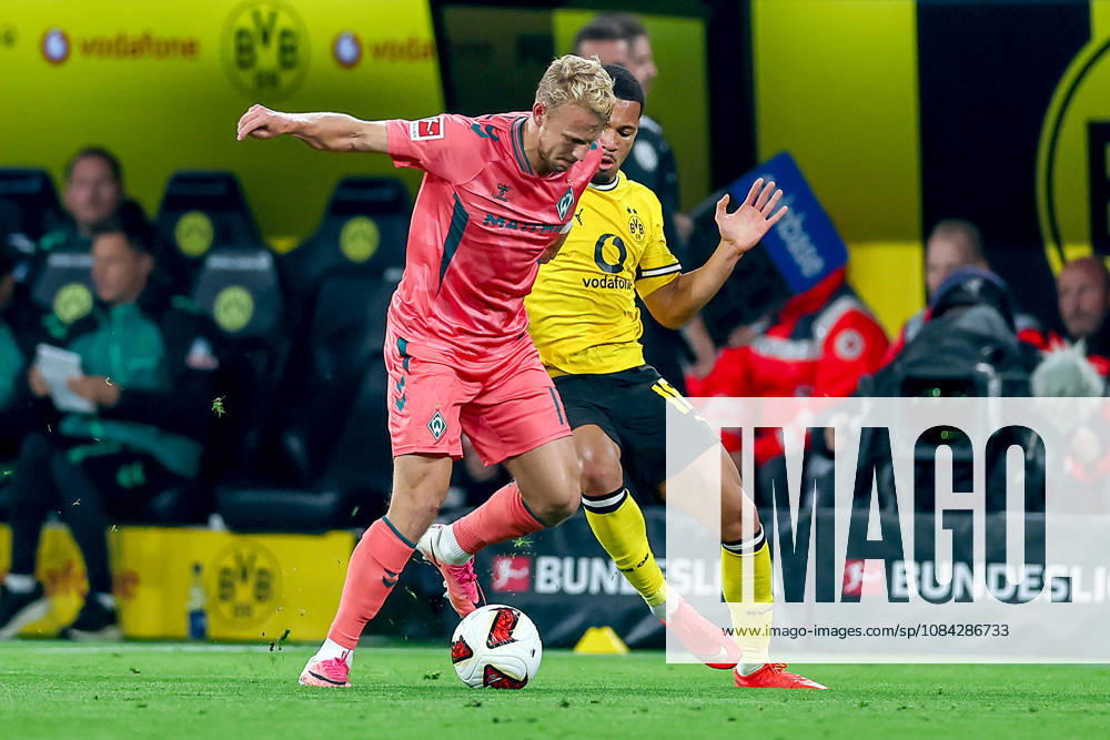 Fußball, Borussia Dortmund - SV Werder Bremen, 1. Fußball Bundesliga, 05. Spieltag, Signal Iduna Park, Saison 2026 27: Marco Grüll (Werder Bremen 17) im Zweikampf gegen Ethan Nwaneri (BVB 18) DFB regulations prohibit any use of photographs as image sequences and or quasi-video. Nordrhein-Westfalen Deutschland