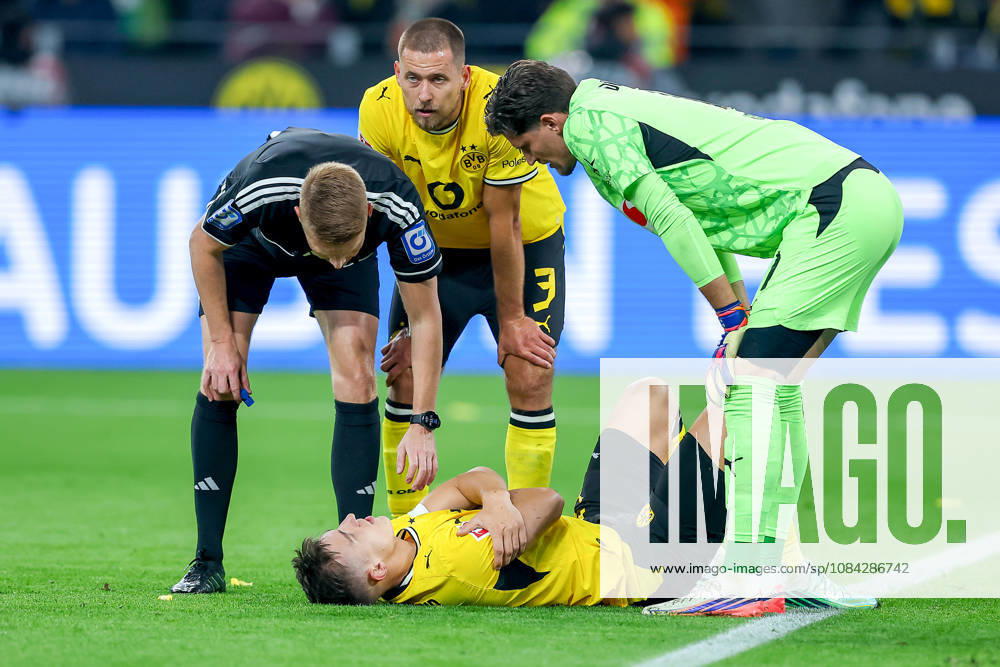 Fußball, Borussia Dortmund - SV Werder Bremen, 1. Fußball Bundesliga, 05. Spieltag, Signal Iduna Park, Saison 2026 27: Nico Schlotterbeck (BVB 04) liegt mit Schmerzen auf dem Spielfeld Mimik Verletzung verletzt Schulter DFB regulations prohibit any use of photographs as image sequences and or quasi-video. Nordrhein-Westfalen Deutschland