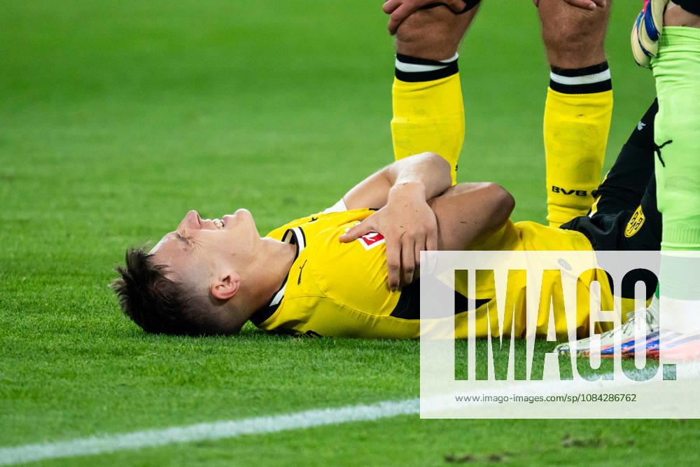 Deutschland: 1. Bundesliga 2026 2027, 5. Spieltag: Borussia Dortmund vs. Werder Bremen 09.10.2026 Signal Iduna Park (Nordrhein-Westfalen) Nico Schlotterbeck (Borussia Dortmund, 4) Verletzung am Boden Schulter verletzt