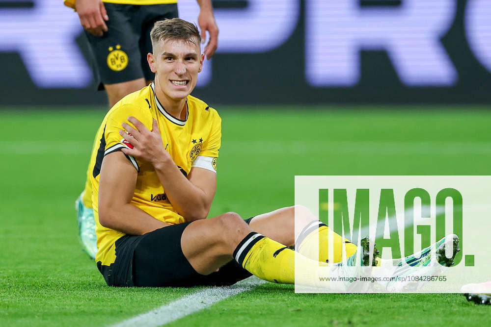 Fußball, Borussia Dortmund - SV Werder Bremen, 1. Fußball Bundesliga, 05. Spieltag, Signal Iduna Park, Saison 2026 27: Nico Schlotterbeck (BVB 04) liegt mit Schmerzen auf dem Spielfeld Mimik Verletzung verletzt Schulter DFB regulations prohibit any use of photographs as image sequences and or quasi-video. Nordrhein-Westfalen Deutschland