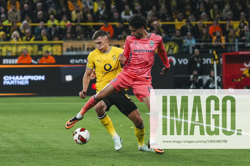 Fussball 1.Bundesliga, Borussia Dortmund - SV Werder Bremen v.l. Zweikampf zwischen Nico Schlotterbeck (4, Dortmund) und Eren Dinkci (18, Bremen) Dortmund