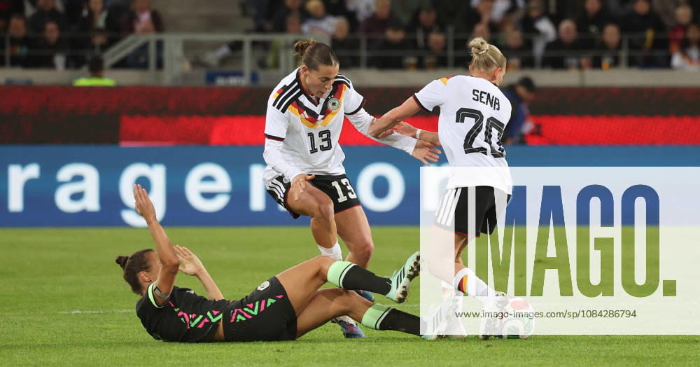Karlsruhe , Fußball Länderspiel Frauen Deutschland vs. Australien , von links: Caitlin Foord ( AUS ) Carlotta Wamser ( GER ) Elisa Senß ( GER)