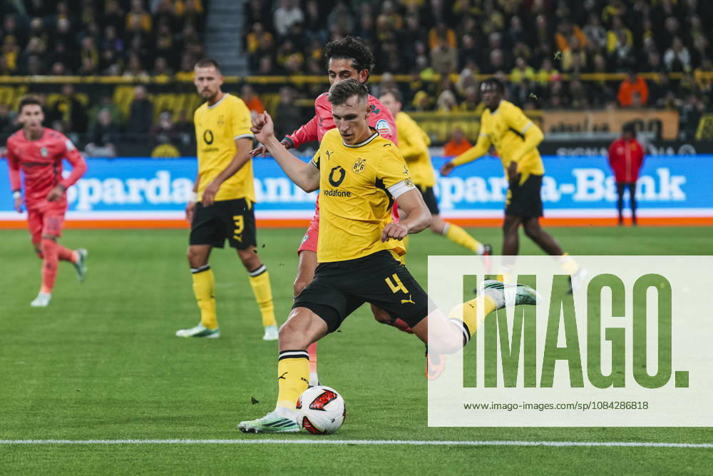 Fussball 1.Bundesliga, Borussia Dortmund - SV Werder Bremen v.l. Nico Schlotterbeck (4, Dortmund) klärt den Ball vor dem heranstürmenden Eren Dinkci (18, Bremen) Dortmund