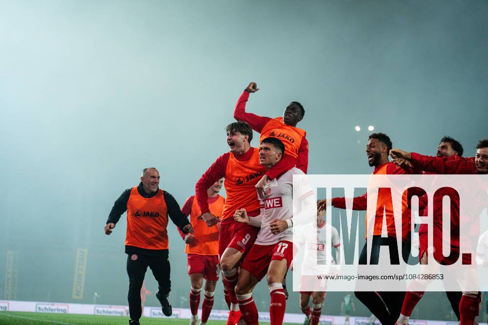 3. Liga, 8. Spieltag, SC Preußen Münster vs. Rot-Weiss Essen im LVM-Preußenstadion. Tor zum 2:3 durch Semir Telalovic (Essen) hier im Jubel mit der Mannschaft WICHTIGER HINWEIS: Gemäß den Vorgaben des DFB und der DFL ist es untersagt, in dem Stadion und oder vom Spiel angefertigte Fotoaufnahmen in Form von Sequenzbildern und oder videoähnlichen Fotostrecken zu verwerten bzw. verwerten zu lassen.