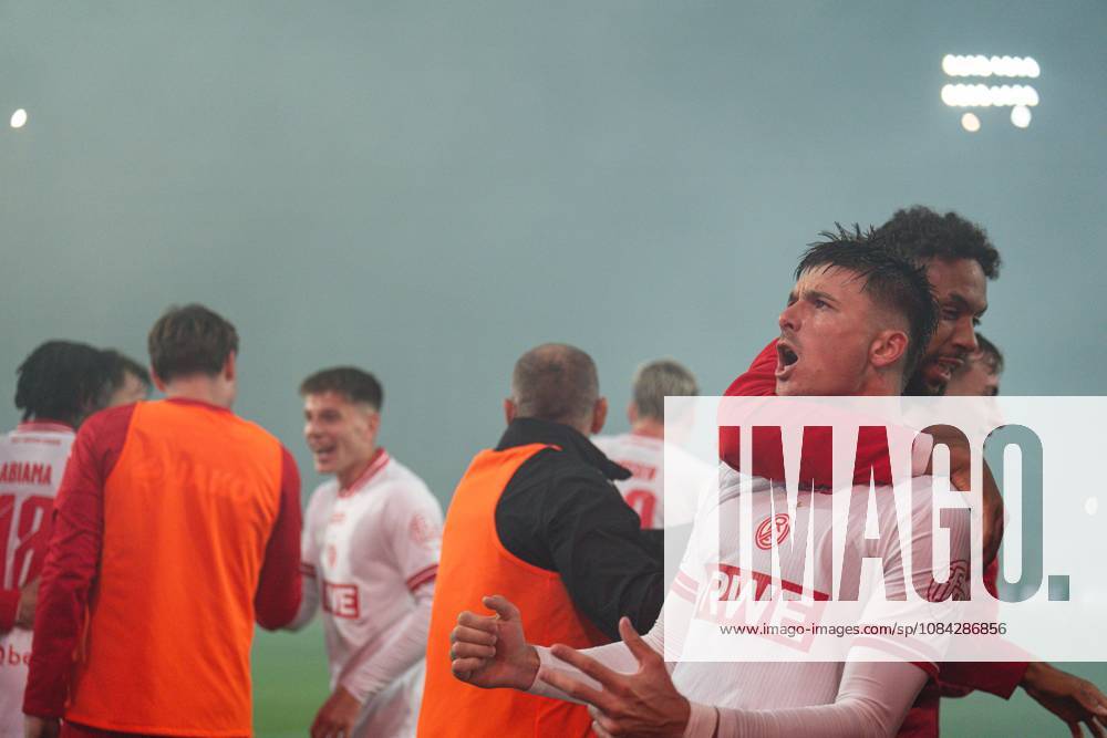 3. Liga, 8. Spieltag, SC Preußen Münster vs. Rot-Weiss Essen im LVM-Preußenstadion. Tor zum 2:3 durch Semir Telalovic (Essen) hier im Jubel mit der Mannschaft WICHTIGER HINWEIS: Gemäß den Vorgaben des DFB und der DFL ist es untersagt, in dem Stadion und oder vom Spiel angefertigte Fotoaufnahmen in Form von Sequenzbildern und oder videoähnlichen Fotostrecken zu verwerten bzw. verwerten zu lassen.