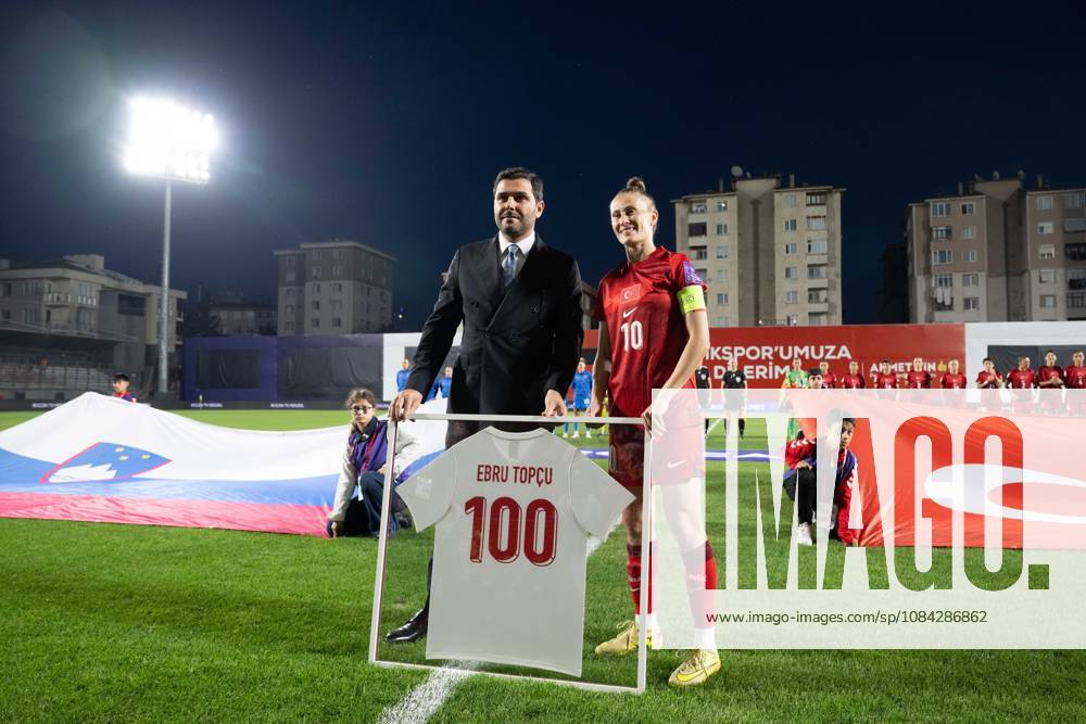 Turkiye v Slovenia - FIFA Women s World Cup 2027 European Qualifiers ISTANBUL, TURKIYE - OCTOBER 09: Ebru Topcu of Turkiye s Women s National Football Team receives a gift in recognition of her 100th international appearance during the FIFA Women s World Cup 2027 European Qualifiers Play-offs Round 1 First Leg between Turkiye and Slovenia at Pendik Stadium in Istanbul, Turkiye, on October 09, 2026. Didem Mente Anadolu Istanbul Turkey. Editorial use only. Please get in touch for any other usage.