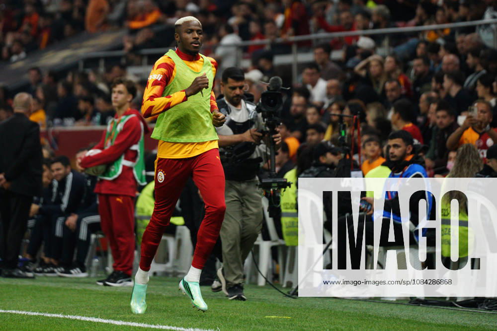 Victor Osimhen (C) of Galatasaray warms up during the Turkish Super League 2026 27 match between Galatasaray and Kasimpasa at RAMS Park Stadium in Istanbul, Turkey, on October 9, 2026. Turkish Super League 2026 27 - Galatasaray Vs Kasimpasa - ZUMAu194 20261009_zip_u194_020
