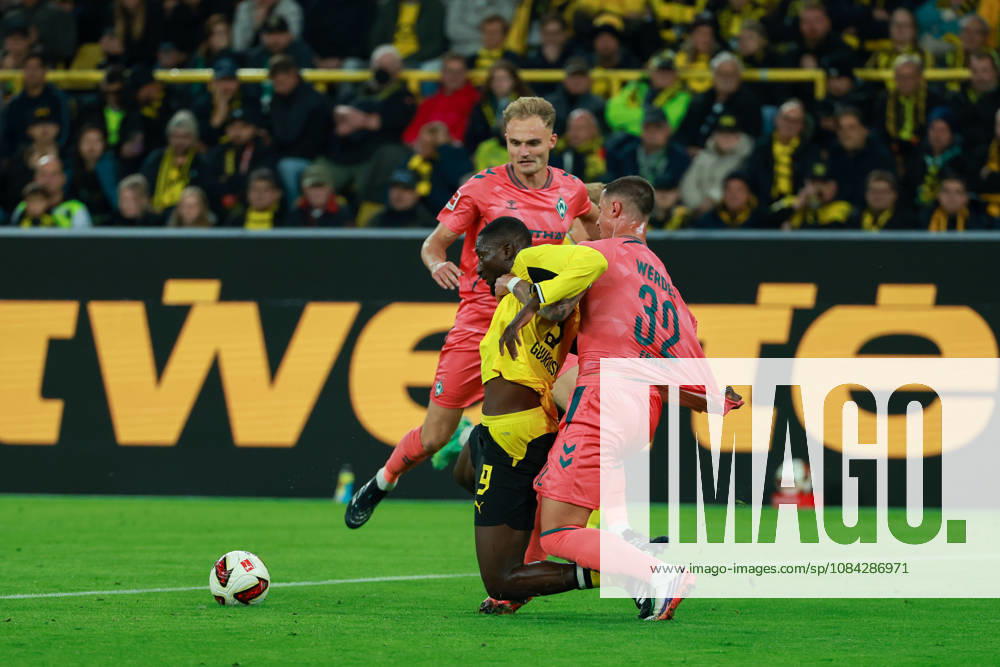 GER, Fussball, Herren, 1. Bundesliga, Saison 2026 2027, 5. Spieltag, Borussia Dortmund vs. SV Werder Bremen Serhou Guirassy ( Borussia Dortmund 9 ), links - Marco Friedl ( Werder Bremen 32 ), rechts DFB DFL regulations prohibit any use of photographs as image sequences and or quasi-video Dortmund Signal Iduna Park Nordrhein-Westfalen Deutschland
