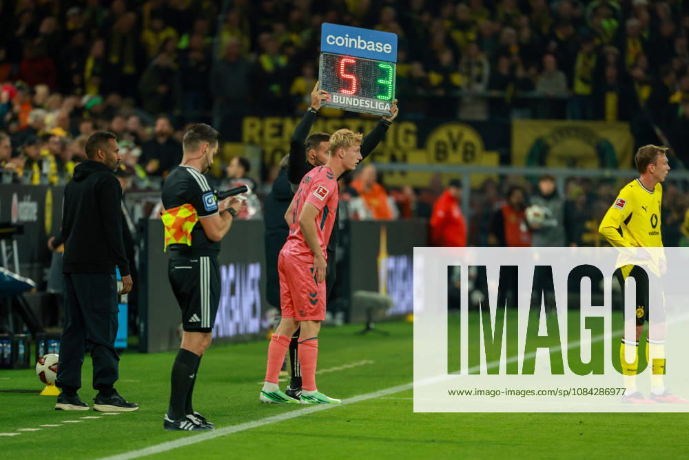 GER, Fussball, Herren, 1. Bundesliga, Saison 2026 2027, 5. Spieltag, Borussia Dortmund vs. SV Werder Bremen Oskar Wojcik ( Werder Bremen 3 ) wird eingewechselt DFB DFL regulations prohibit any use of photographs as image sequences and or quasi-video Dortmund Signal Iduna Park Nordrhein-Westfalen Deutschland