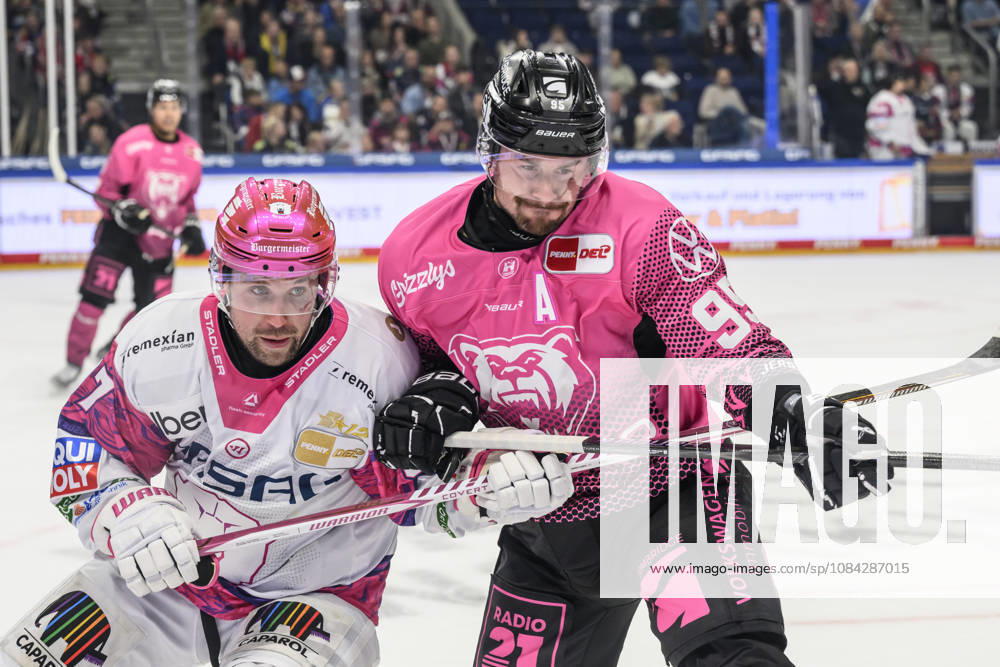 Im Bild v.l.: Gabriel Fontaine (Eisbären Berlin 97), Fabio Pfohl (Grizzlys Wolfsburg 95),, Zweikampf, Action, Kampf, kaempft um den Puck, GER, Berlin, Eishockey, DEL 1, Eisbaeren Berlin vs Grizzlys Wolfsburg, in der Uber Arena, 09.10.2026,