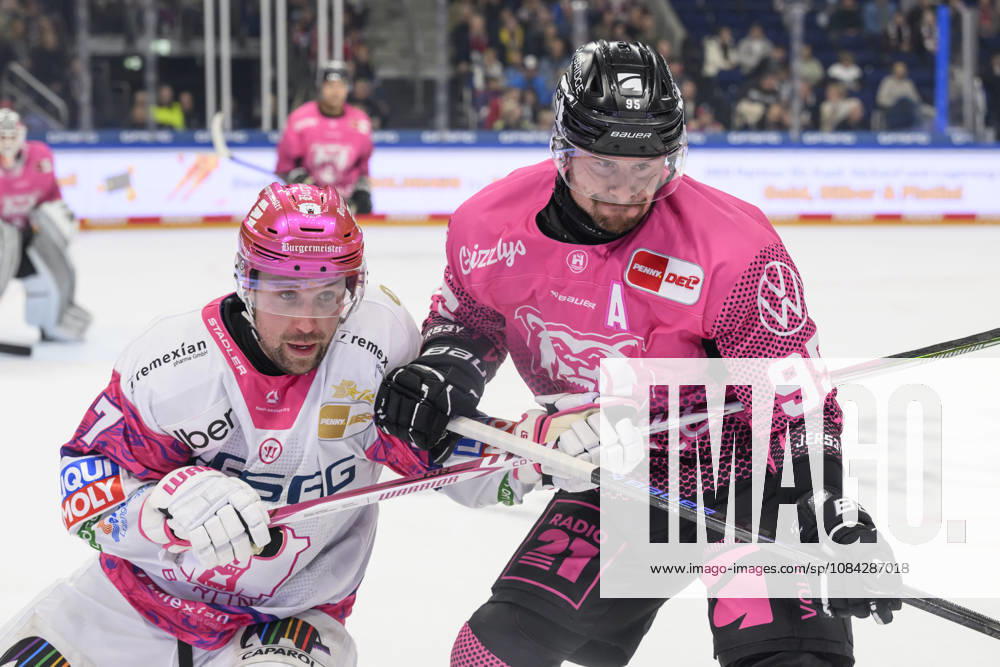 Im Bild v.l.: Gabriel Fontaine (Eisbären Berlin 97), Fabio Pfohl (Grizzlys Wolfsburg 95),, Zweikampf, Action, Kampf, kaempft um den Puck, GER, Berlin, Eishockey, DEL 1, Eisbaeren Berlin vs Grizzlys Wolfsburg, in der Uber Arena, 09.10.2026,