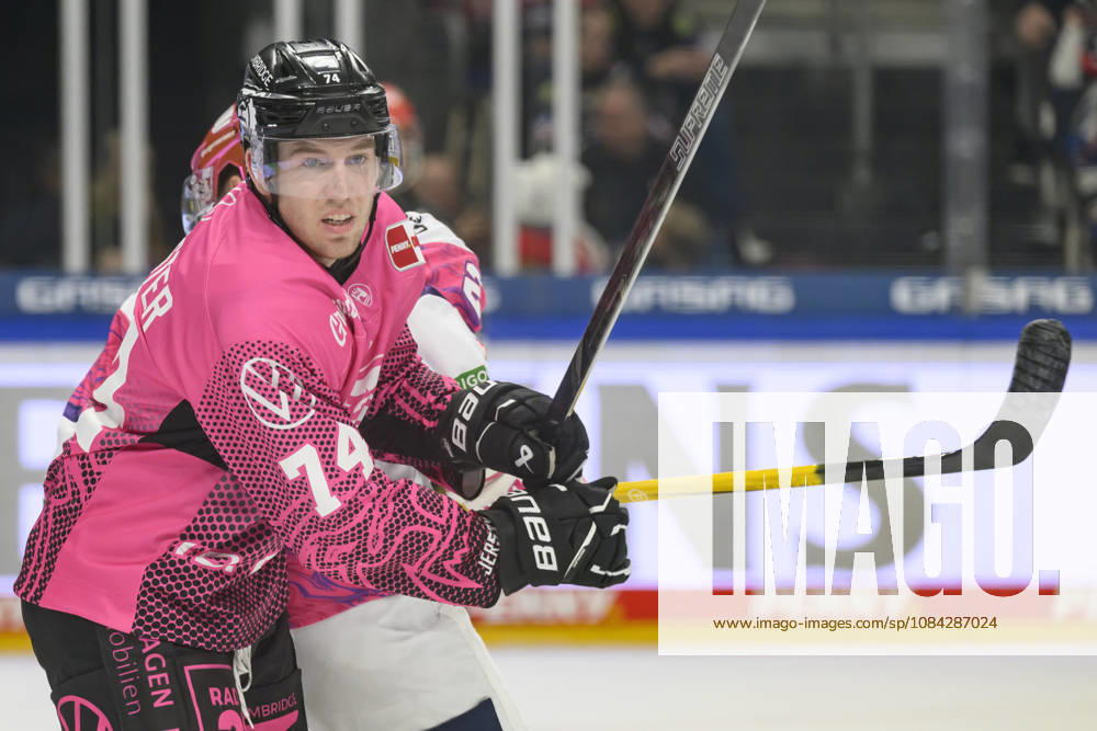 Im Bild v.l.: Lester Lancaster (Grizzlys Wolfsburg 74), GER, Berlin, Eishockey, DEL 1, Eisbaeren Berlin vs Grizzlys Wolfsburg, in der Uber Arena, 09.10.2026,