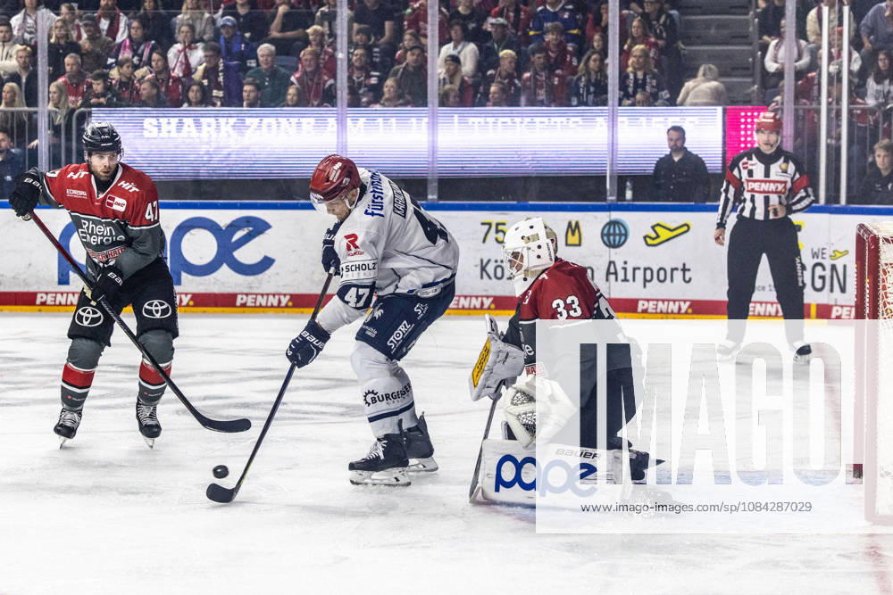 Alexander Karachun (Schwenninger Wild Wings, 47) vs Nico Wiens (Koelner Haie, 33), Veli-Matti Vittasmaki (Koelner Haie, 47) Koelner Haie vs. Schwenninger Wild Wings, Eishockey, Penny DEL, Spieltag 07, 2026 2027, 09.10.2026 Koelner Haie vs. Schwenninger Wild Wings, Eishockey, Penny DEL, Spieltag 07, 2026 2027, 09.10.2026 Koeln