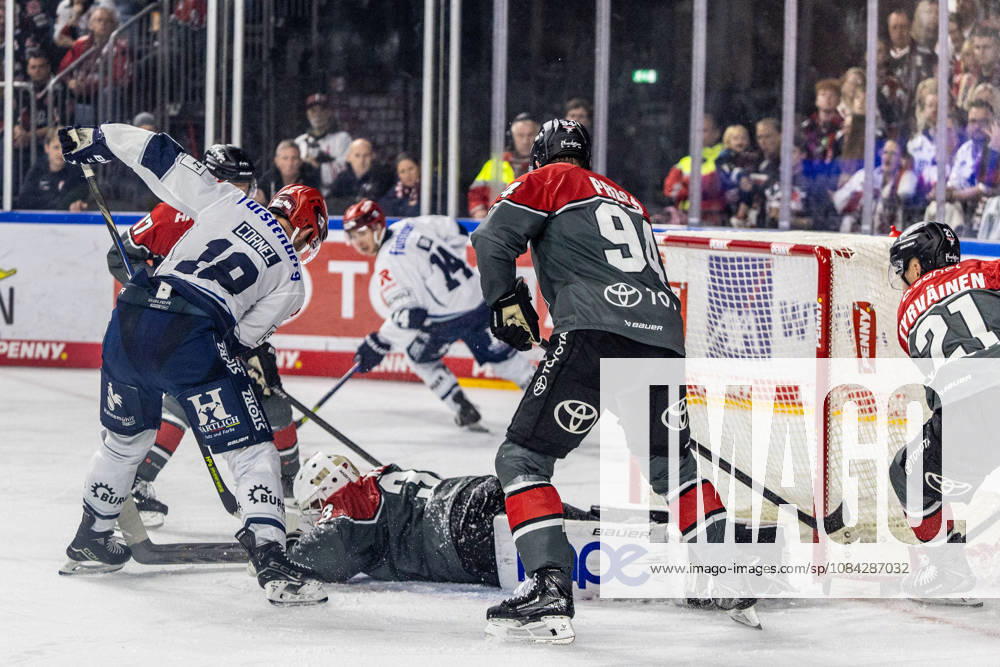 Eric Cornel (Schwenninger Wild Wings, 18) vor dem Tor der Koelner Haie, Nico Wiens (Koelner Haie, 33) liegt am Boden, Robin Press (Koelner Haie, 94) schaut zu Koelner Haie vs. Schwenninger Wild Wings, Eishockey, Penny DEL, Spieltag 07, 2026 2027, 09.10.2026 Koelner Haie vs. Schwenninger Wild Wings, Eishockey, Penny DEL, Spieltag 07, 2026 2027, 09.10.2026 Koeln
