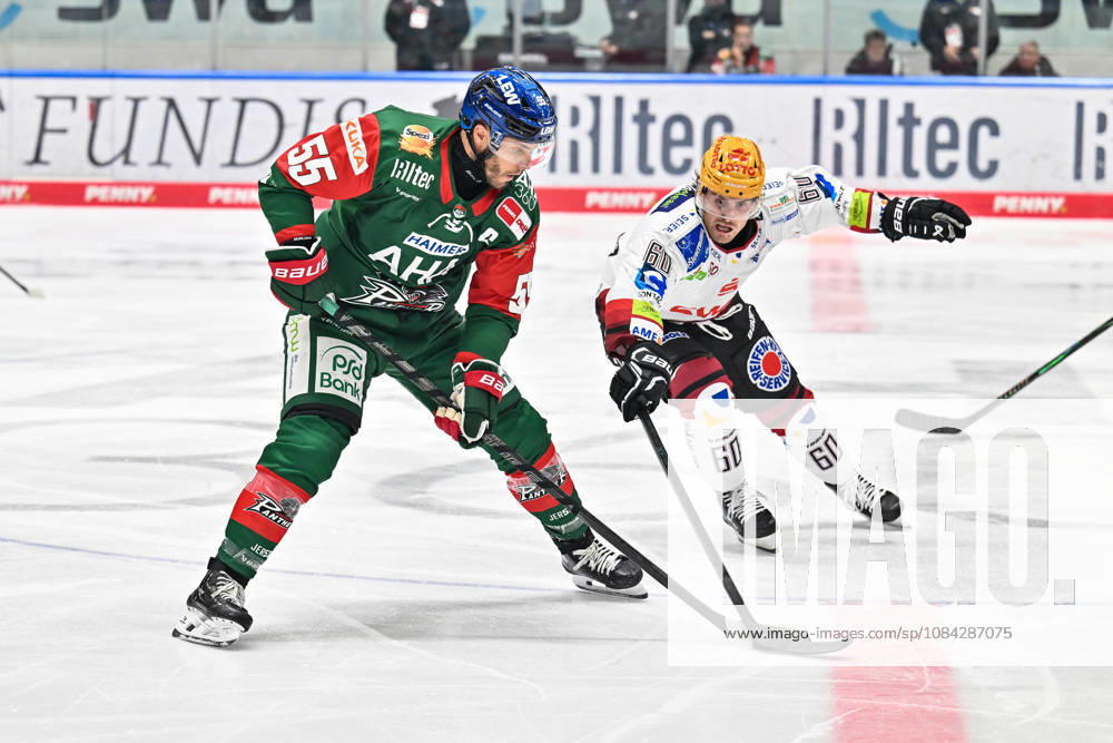 Penny DEL; Augsburger Panther - Fischtown Pinguins, 09.10.2026 AUGSBURG, GERMANY; 09. OCTOBER: im Duell Ryan BUTTON (Augsburger Panther 55) und Keean WASHKURAK (Fischtwon Pinguins 60) während dem Match der Penny DEL zwischen den Augsburger Panthern und den Fischtown Pinguins am 7. Spieltag im Curt Frenzel Stadion