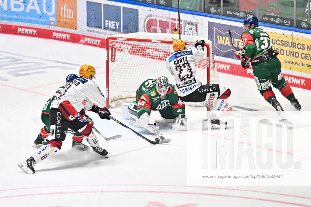 Penny DEL; Augsburger Panther - Fischtown Pinguins, 09.10.2026 AUGSBURG, GERMANY; 09. OCTOBER: im Bild Max GÖRTZ (Fischtown Pinguins 23) der im Tor von Tobias ANCICKA (Augsburger Panther 45) landet während dem Match der Penny DEL zwischen den Augsburger Panthern und den Fischtown Pinguins am 7. Spieltag im Curt Frenzel Stadion