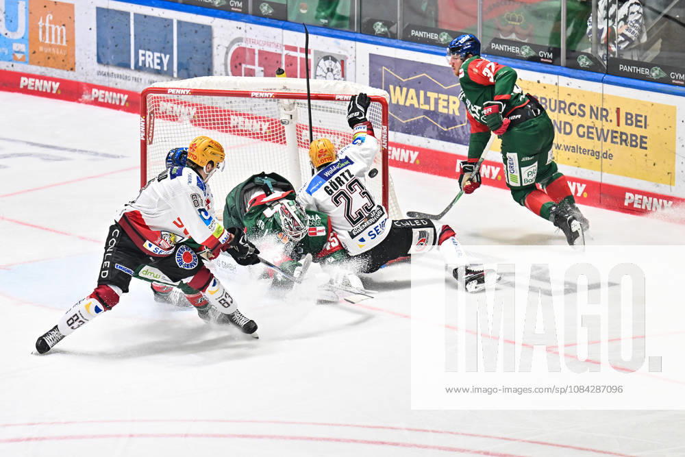 Penny DEL; Augsburger Panther - Fischtown Pinguins, 09.10.2026 AUGSBURG, GERMANY; 09. OCTOBER: im Bild Max GÖRTZ (Fischtown Pinguins 23) der im Tor von Tobias ANCICKA (Augsburger Panther 45) landet während dem Match der Penny DEL zwischen den Augsburger Panthern und den Fischtown Pinguins am 7. Spieltag im Curt Frenzel Stadion