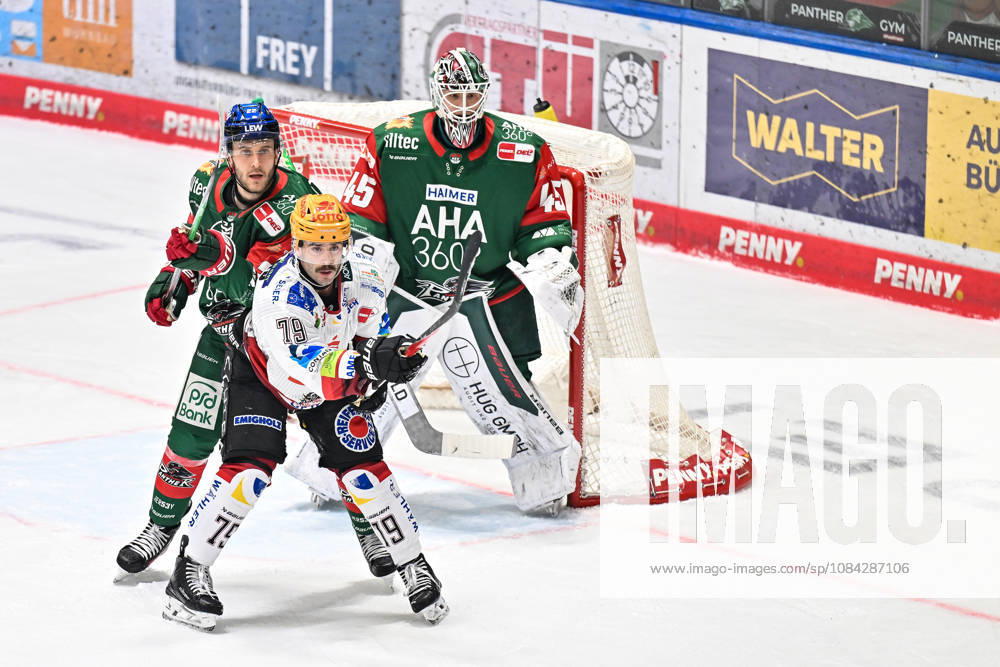 Penny DEL; Augsburger Panther - Fischtown Pinguins, 09.10.2026 AUGSBURG, GERMANY; 09. OCTOBER: im Duell Noel HOEFENMAYER (Augsburger Panther 22) und Colt CONRAD (Fischtown Pinguins 79) vor Tobias ANCICKA (Augsburger Panther 45) während dem Match der Penny DEL zwischen den Augsburger Panthern und den Fischtown Pinguins am 7. Spieltag im Curt Frenzel Stadion