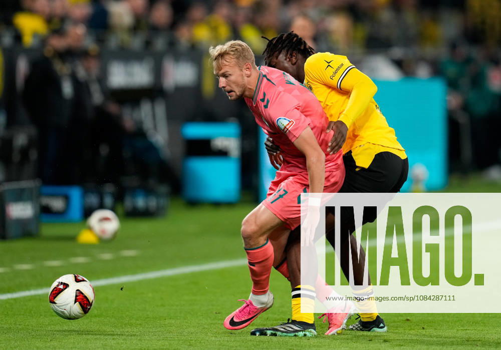 Marco Gruell (SV Werder Bremen, 17) im Zweikampf mit Joane Gadou (Borussia Dortmund, 22) GER, Borussia Dortmund vs SV Werder Bremen, 1. Bundesliga, 5. Spieltag, Saison 2026-27, SIGNAL IDUNA PARK, Dortmund, 09.10.2026 DFL REGULATIONS PROHIBIT ANY USE OF PHOTOGRAPHS AS IMAGE SEQUENCES AND OR QUASI-VIDEO Borussia Dortmund vs SV Werder Bremen, 1. Bundesliga, 5. Spieltag, Saison 2026-27, 09.10.2026 Dortmund